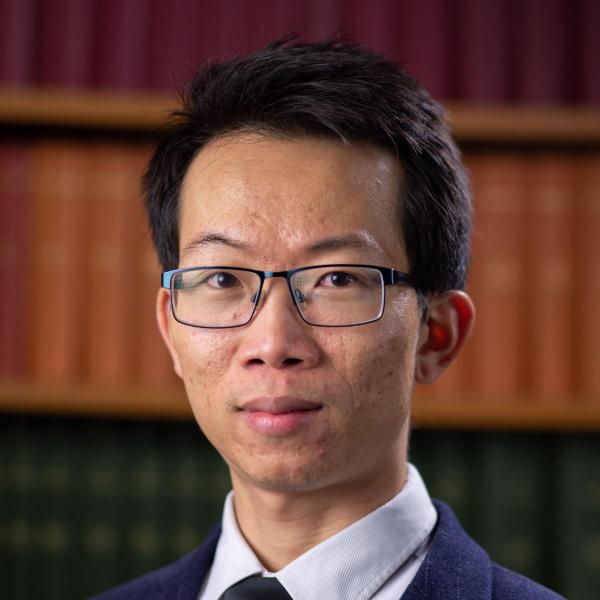 Portrait photo of Dr Sheghong He.