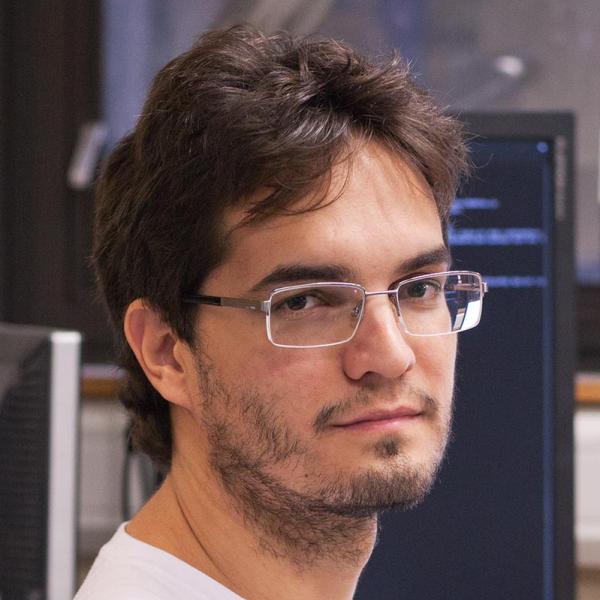 A portrait photo of Dr Vitor Lopes dos Santos 